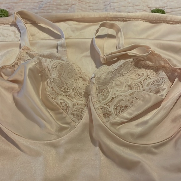 OLGA Slip or nightie, 38D blush color lace nylon ExCellent condition pre-loved - Picture 3 of 9